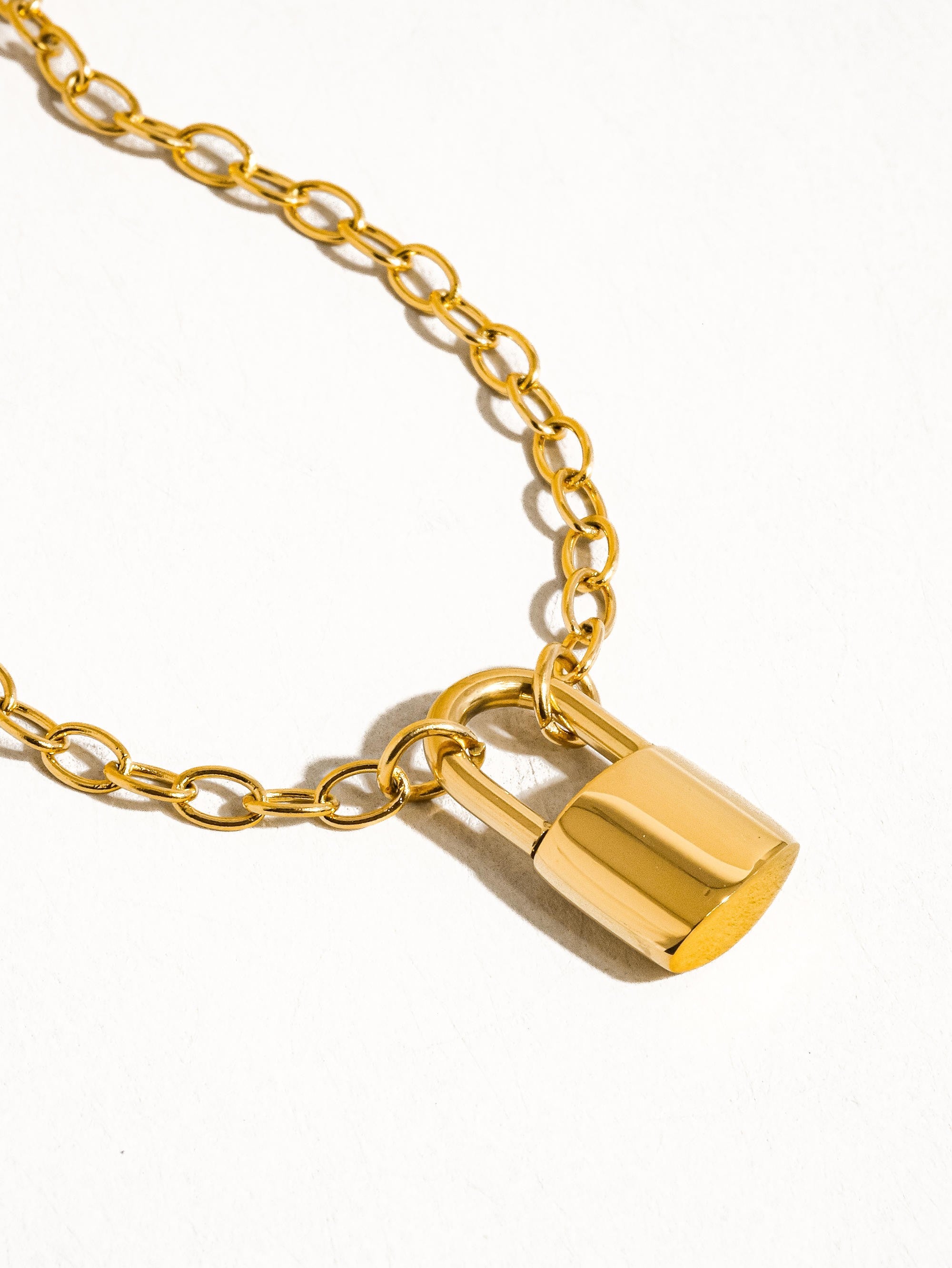 Locky Necklace Gold